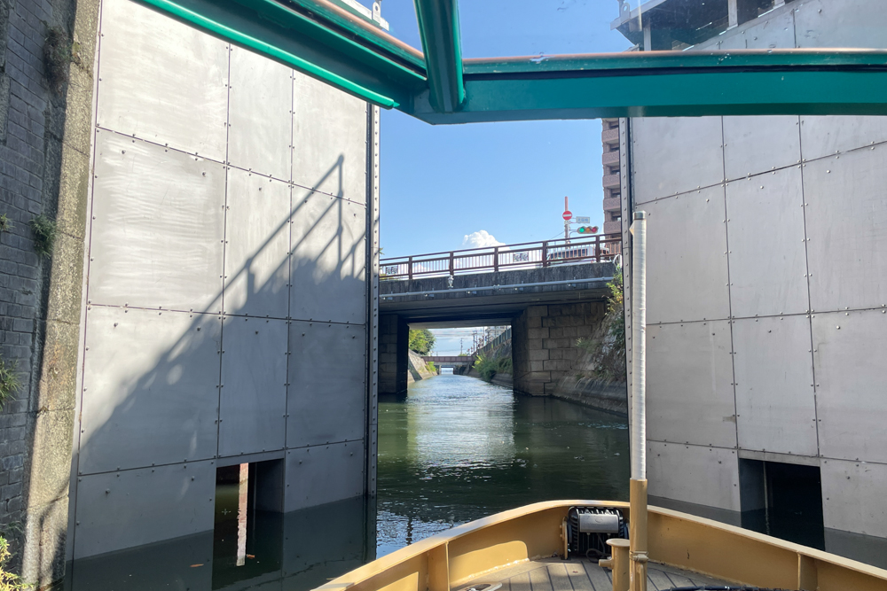 水門を開閉することで疏水と琵琶湖の水位差を調整する大津閘門