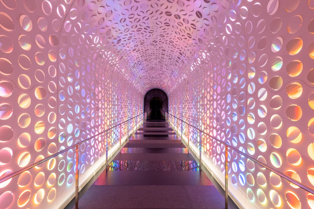 日常から非日常へとつながる“アライバルトンネル”。