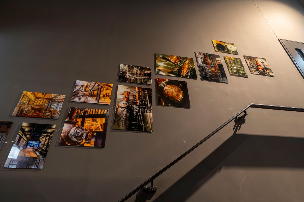 亀岡蒸留所の社屋はギャラリーのように、歴史や写真などが飾られている。