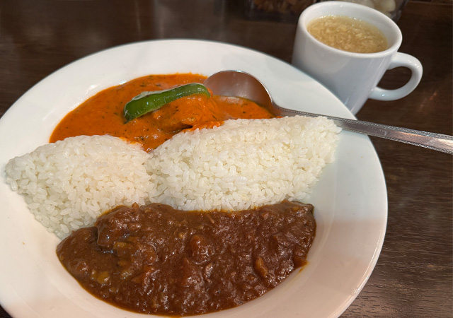 「トプカ」のカレーは”印度カリー”もしくは”欧風カリー”で盛り合わせセットを頼むことができる。