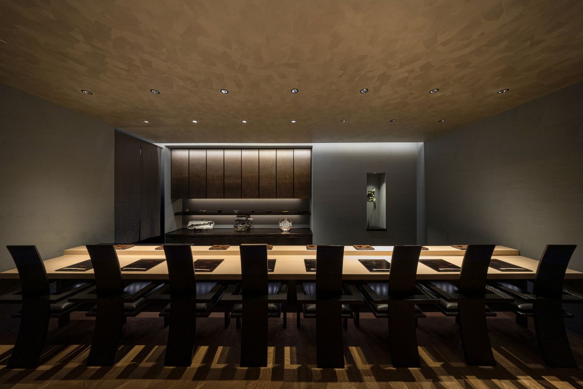 凛々しく気持ちのいい空間で食す鮨は格別だ。