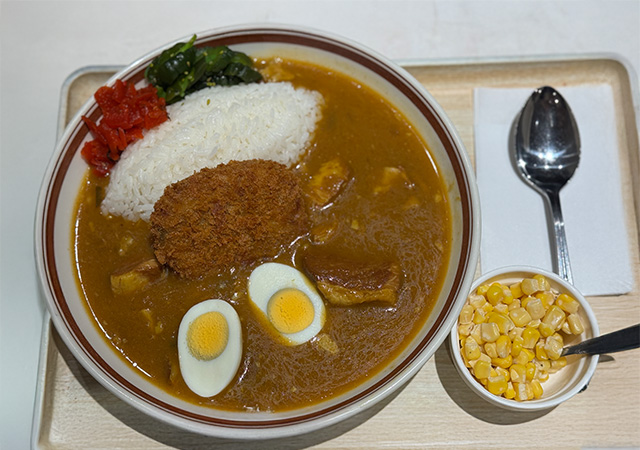 元祖サラサラカレー「モンスナック」の”玉子カレー”にコロッケのトッピング。