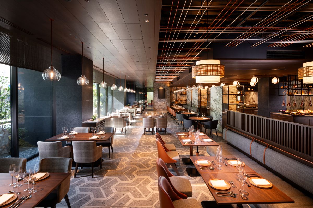 オープンキッチンのあるオールデイダイニング「テオリ」。