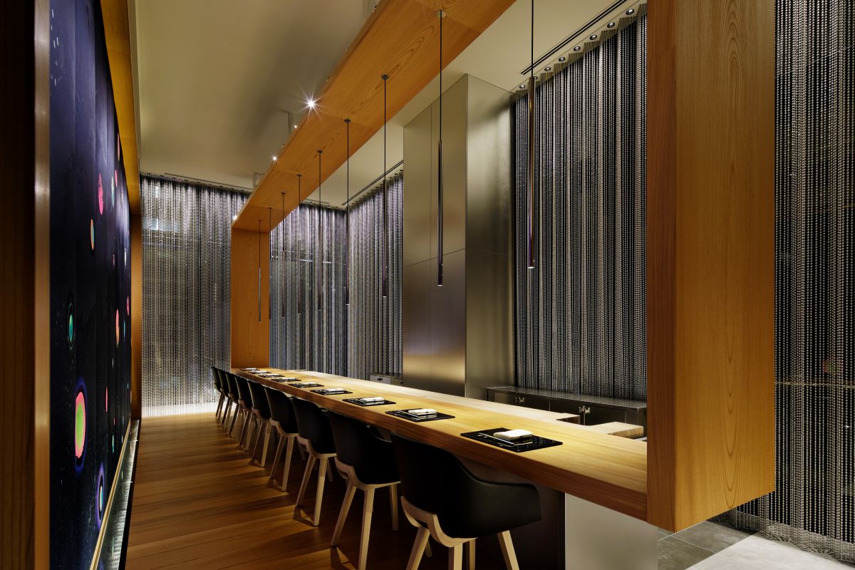 秘密の扉の先には和モダンな空間が広がる「鮨 うき世」。