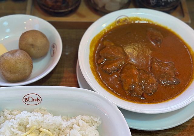 「ボンディ」人気No.1の”チキンカレー”はフランス仕込みの深い旨みが特徴。