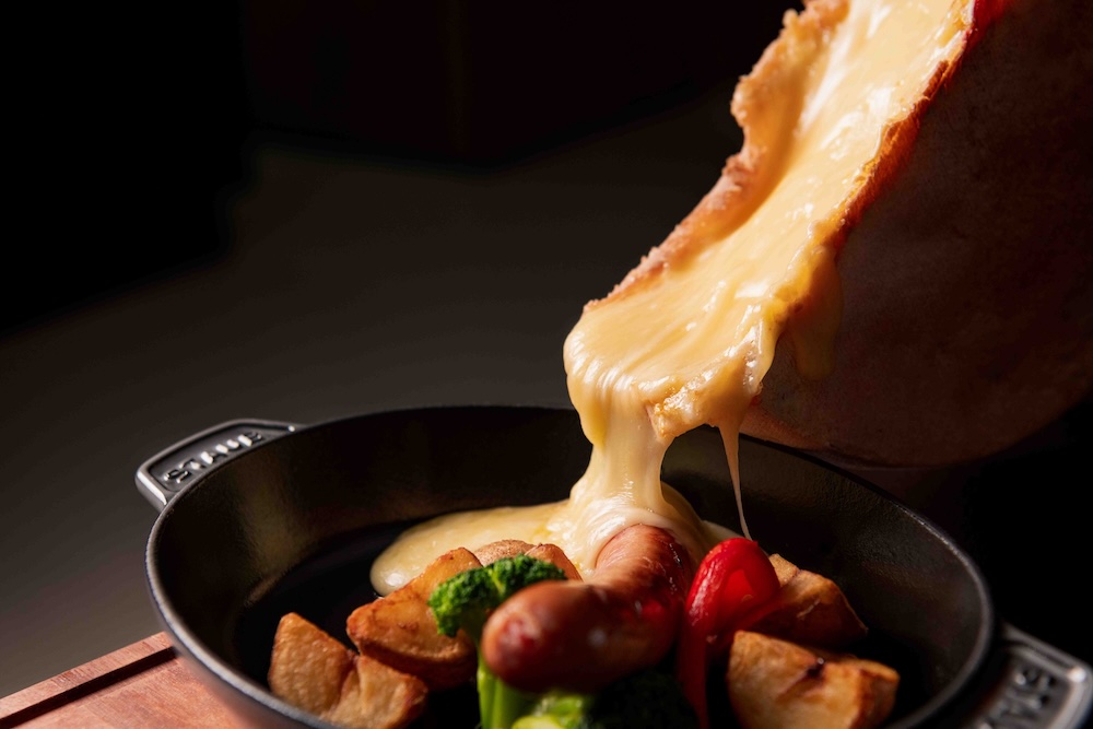 Dining 33（ダイニング 33） とろけるラクレットチーズと冬野菜&ソーセージのグリル