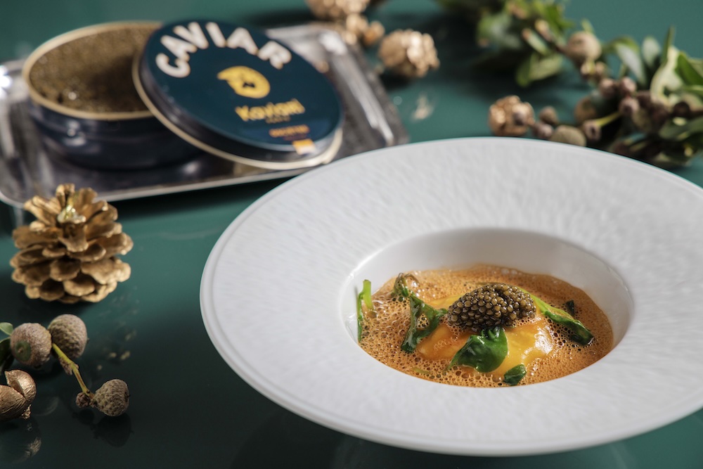 オセトラキャビアを 添えた「ロブスターラヴィオリ ビスク グリーンピース」