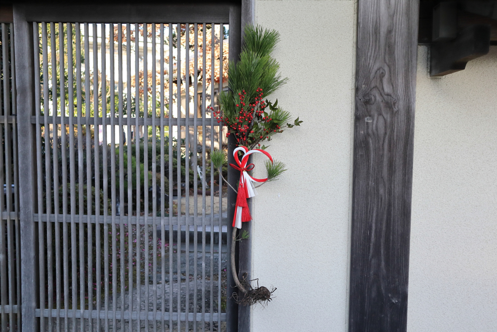 The most common New Year's decoration in Kyoto is the "Nehiki no Matsu" (pine tree with roots).