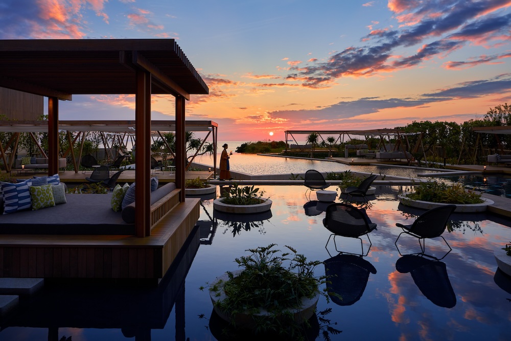 海に沈む夕日を臨むインフィニティプール