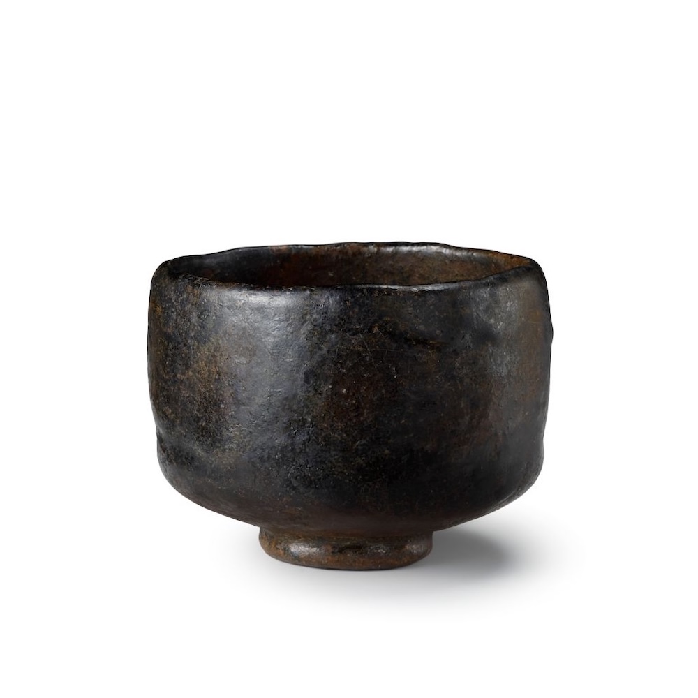 初代長次郎「黒樂茶碗　銘：万代(よろずよ)」樂美術館蔵