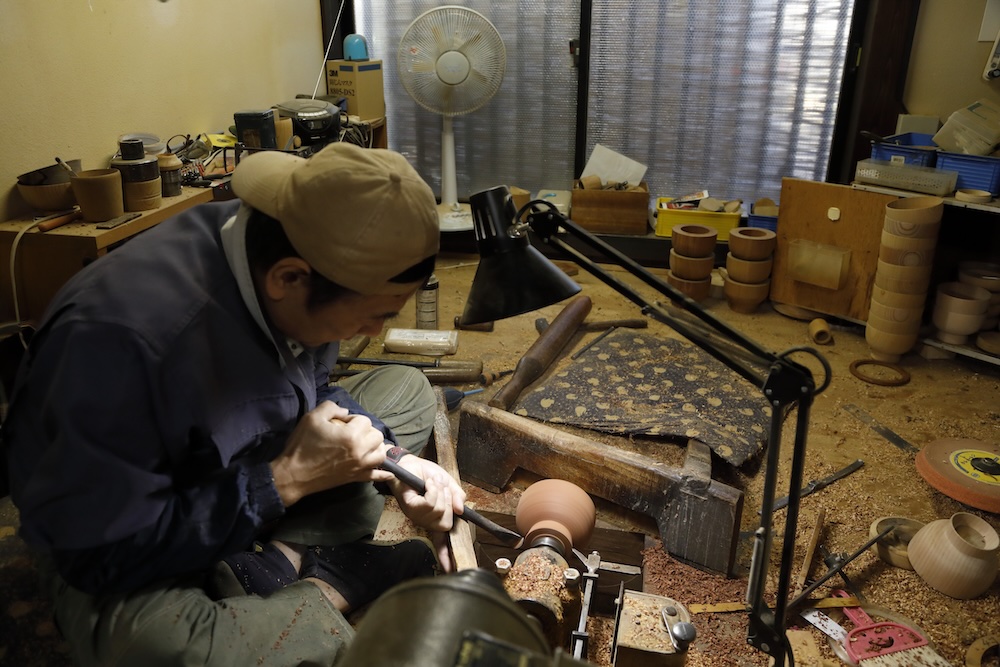 轆轤を使い、何段階にも分けて挽いていくことで椀木地を作る