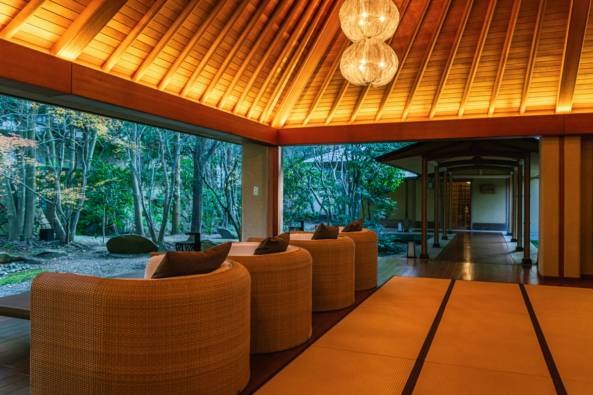 高台寺の茶室「傘亭」を模した「別邸音信」のホール