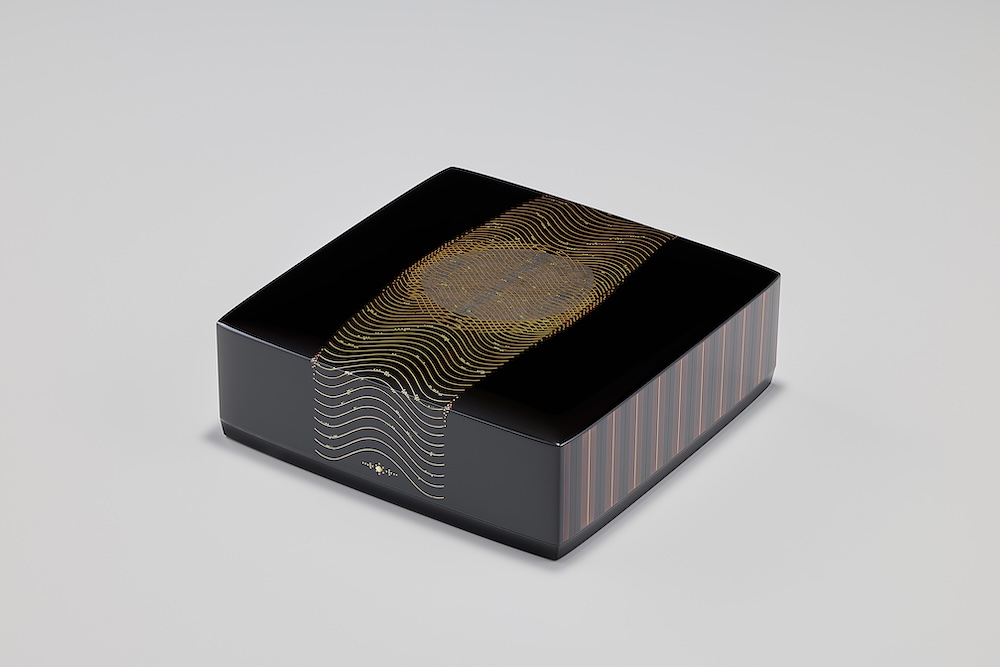 《漆象嵌箱「玉響」》山岸一男