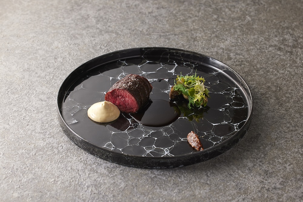 肉料理：蝦夷鹿　ソース・ポワヴラード　奈良漬のコンディモン