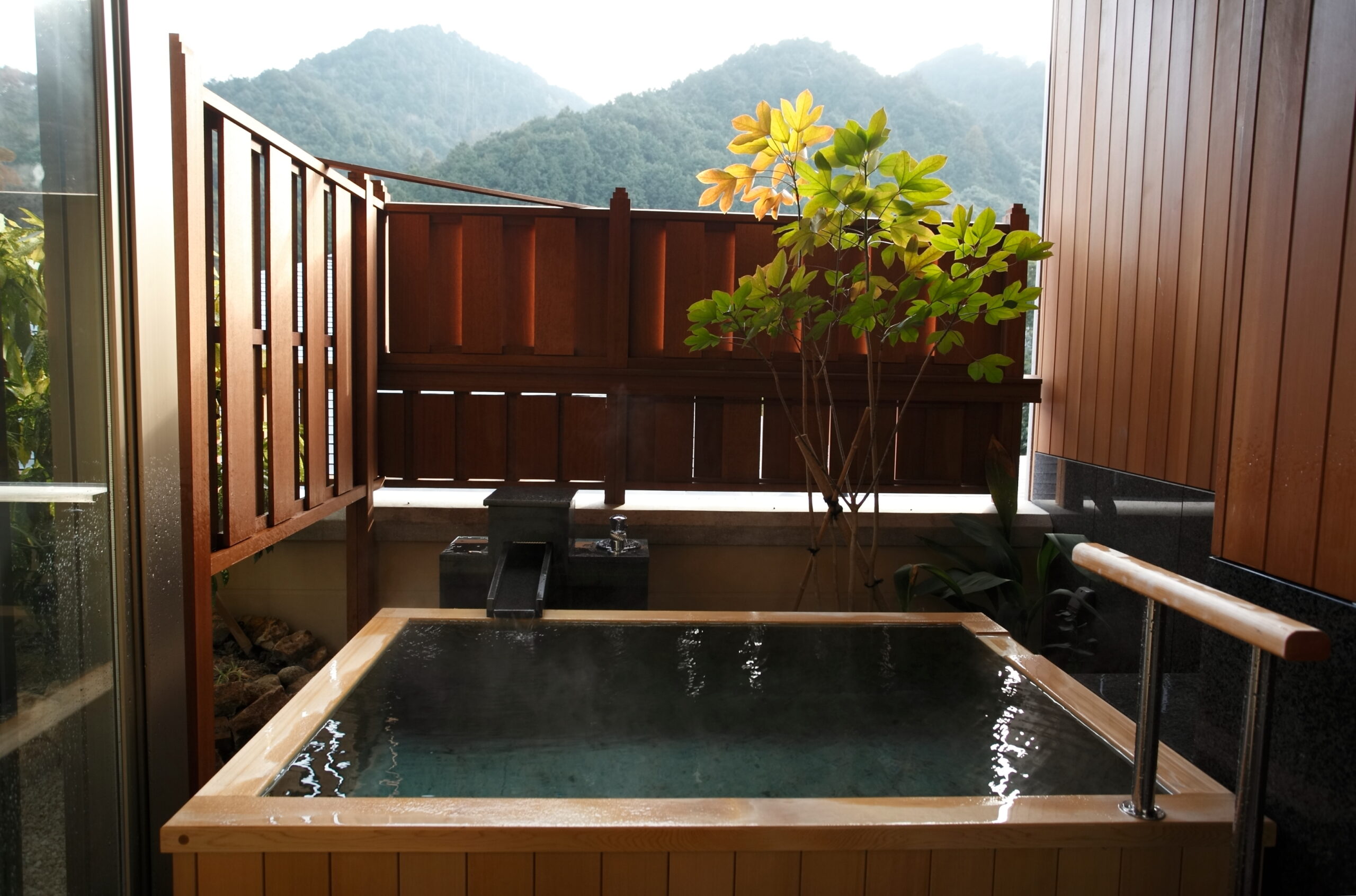 「別邸音信」全客室に完備する露天風呂。