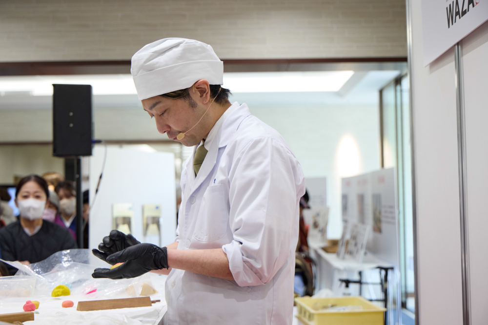 一個技藝展示台，工匠們會當面展示他們的技能。