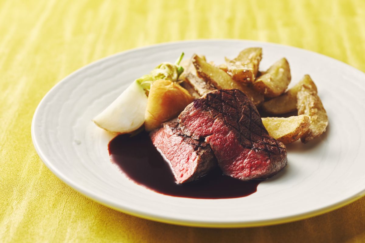 熟成牛サーロインとプレミアムメークインのステークフリット(+5,000円）