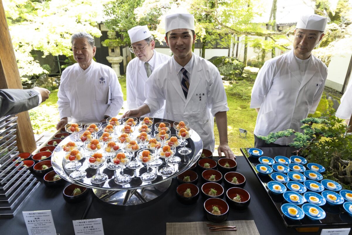村田吉弘氏と若手料理人たち。