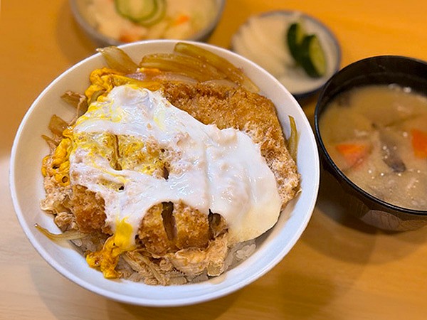 出自《炸猪排圆乐》的猪排丼