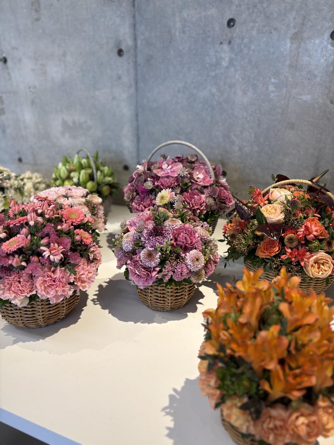 新作のコレクションには店舗限定のフレッシュフラワー アレンジメントも登場