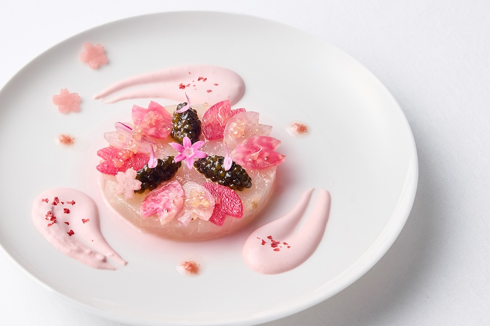 前菜「桜鯛のカルパッチョとキャビア　花弁に見立てたコポー　柚子香るサワークリーム」