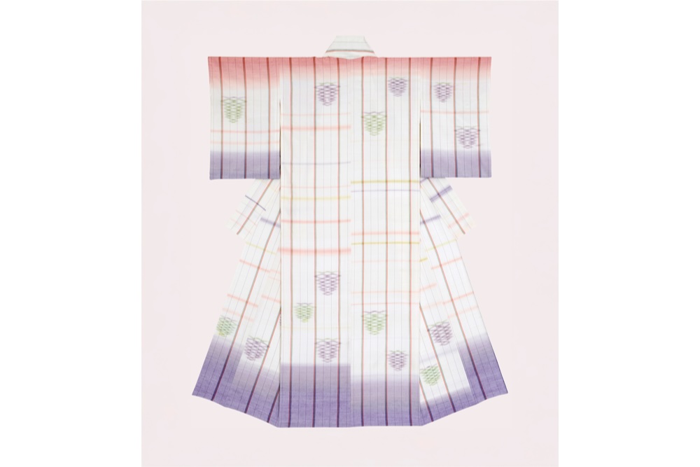 "Floating Bridge of Dreams" 2025 Supervised by Fukumi Shimura Produced by Toki Kobo Silk thread / safflower, madder, purple root, indigo, Kariyasu [Exhibition throughout the year]