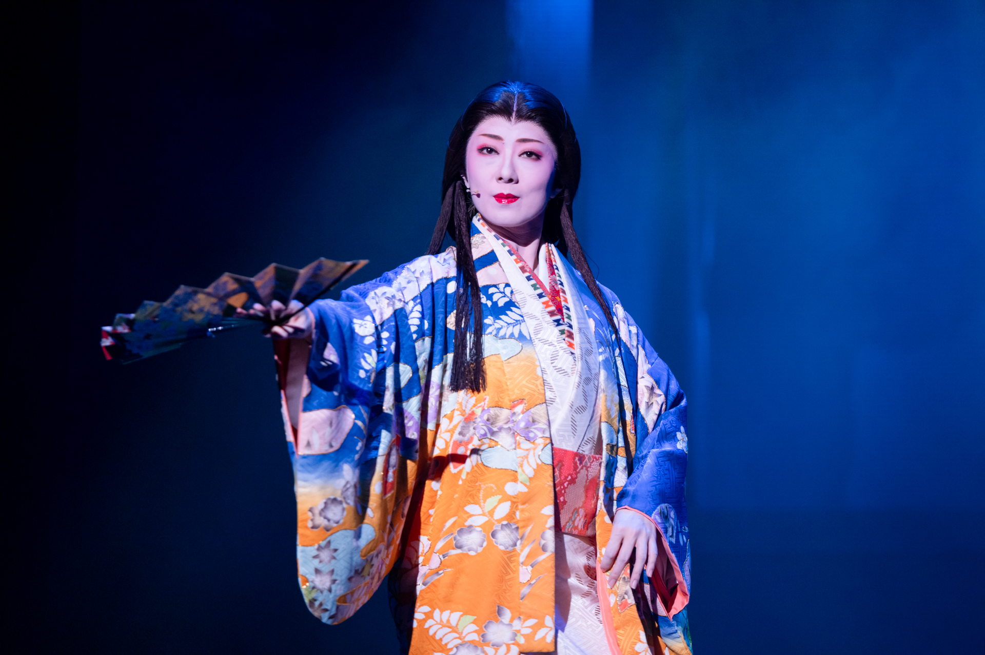 織田軍の勇ましい男たちの中で、ひと際美しい濃姫役の城月れいさん。