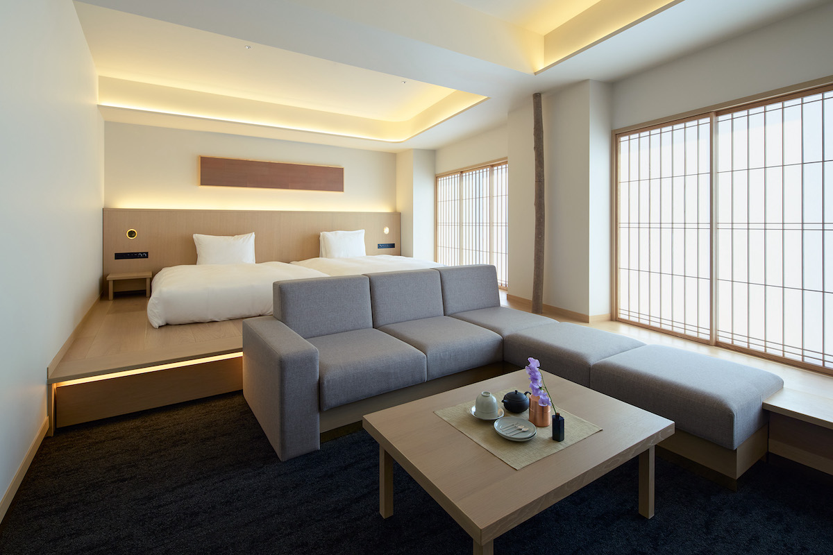 日の光が差し込み、障子の白さが際立つ「宵月」。