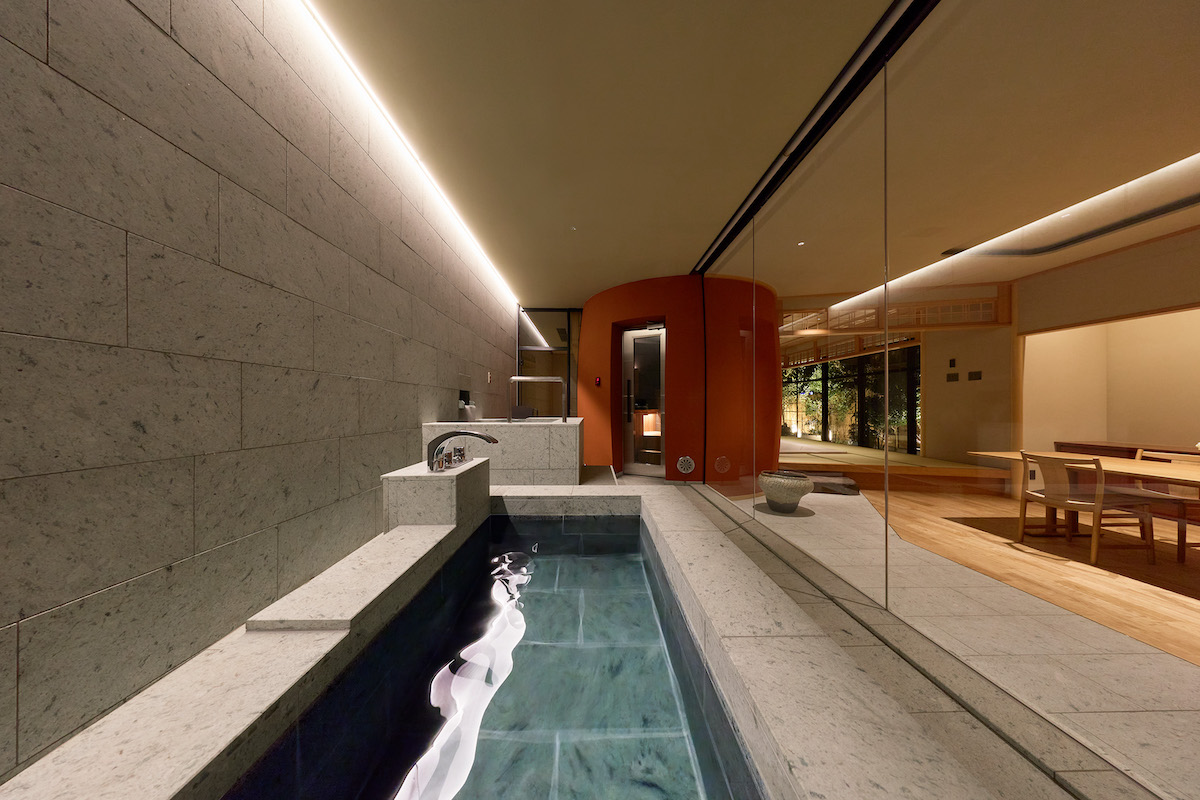 温泉、サウナルームも擁するスイートルーム「翠」。露天風呂も備えている。