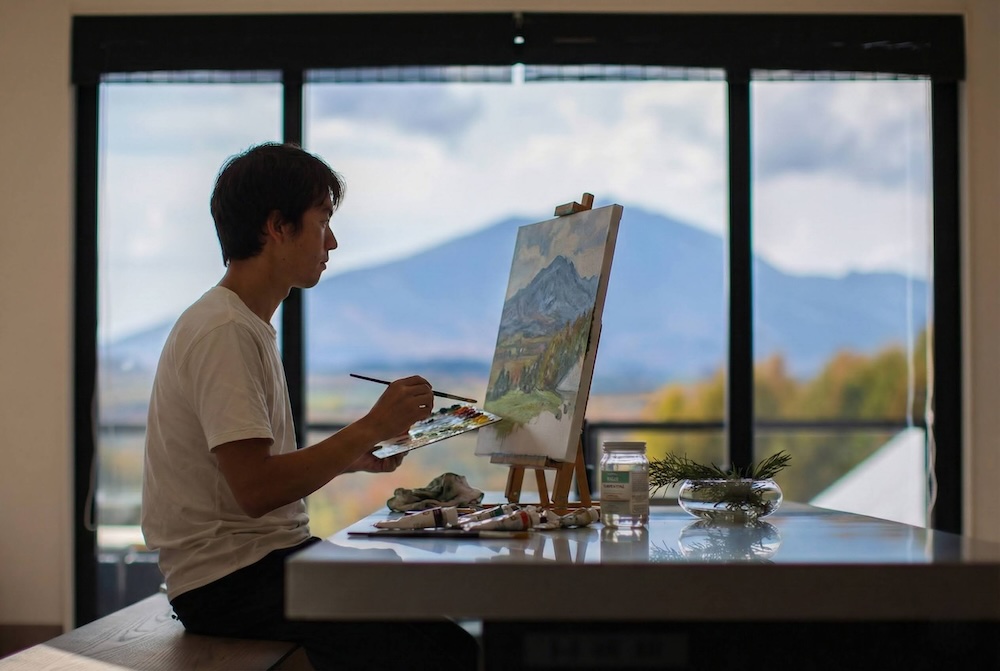 畫家小木雄吾目前作為藝術家駐留計畫的一部分，居住在「淺間空山坊」。