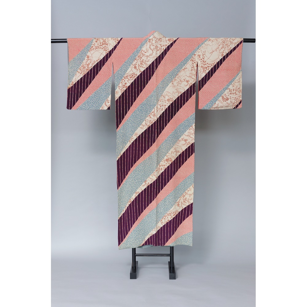 宇野千代旧蔵 切りばめの着物：宇野デザインの129枚の布を接ぎ合わせて作られた着物（前期展展示）