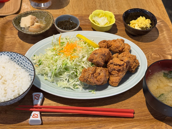 「もがめ食堂」の ”鶏からあげ定食”