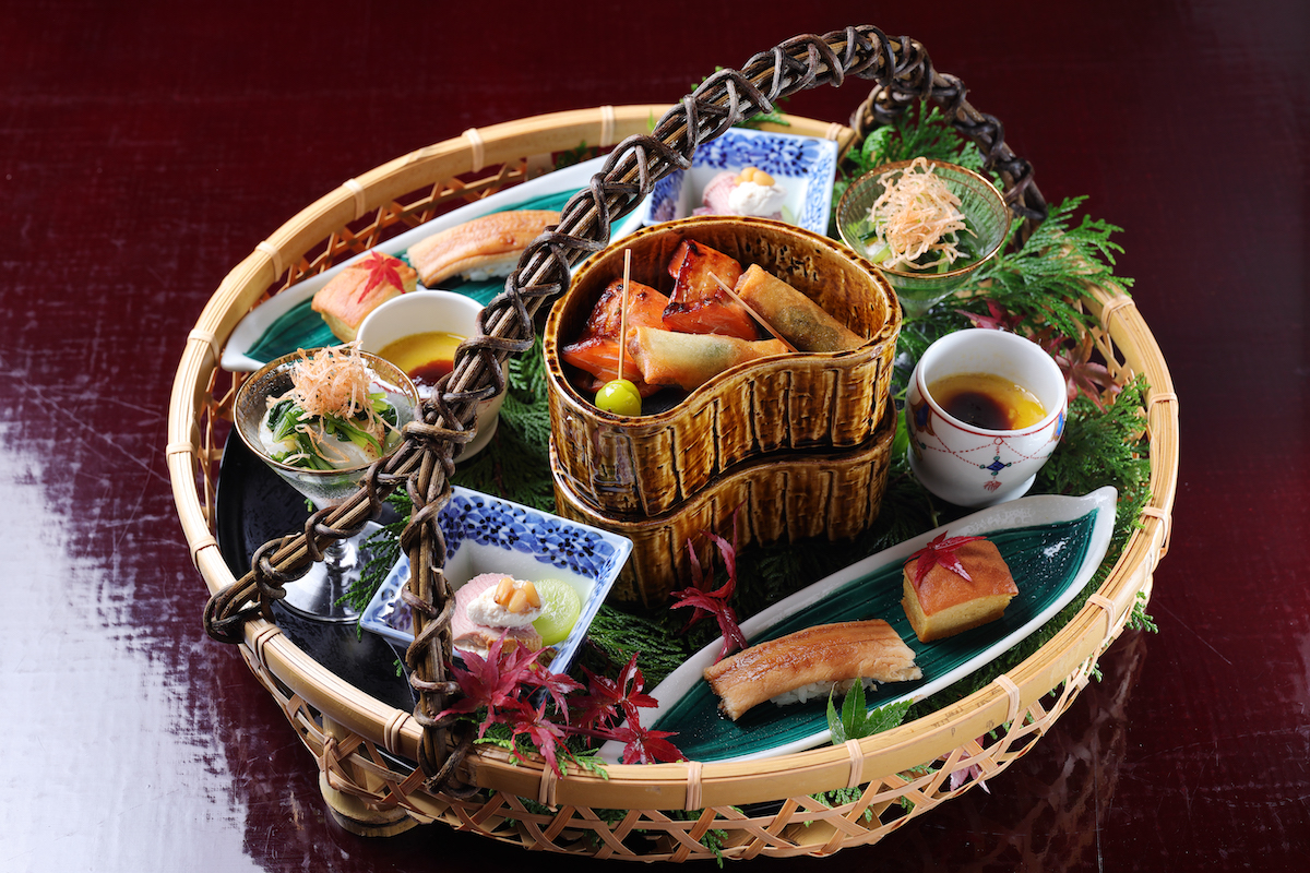 旬の味わいが美しく盛り詰められた夕食の先付。