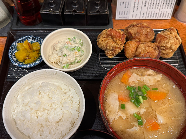 「とん汁と唐揚げの専門店　ばくばく田町・三田店」のとん汁「大」とからあげ定食