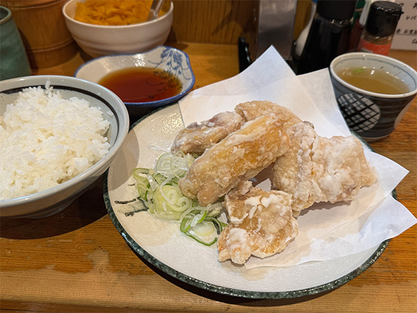 「やき鳥　宮川」の白い唐揚げ