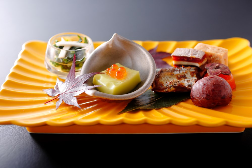 讃岐の旬が彩る前菜の一皿。これからはじまる美食への期待感が高まる。