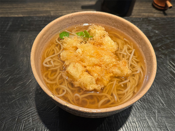 「手打ち蕎麦　成富」の帆立と葱のかき揚げそば