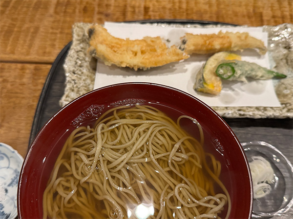 「浅草　ひら山」の天ぷらとかけそば