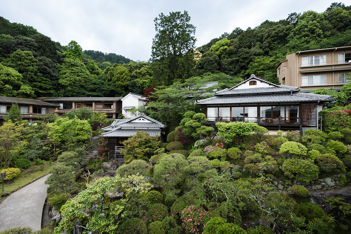 中庭の全景。真ん中左が泉亭、右が延寿閣、その奥に長生殿がある。