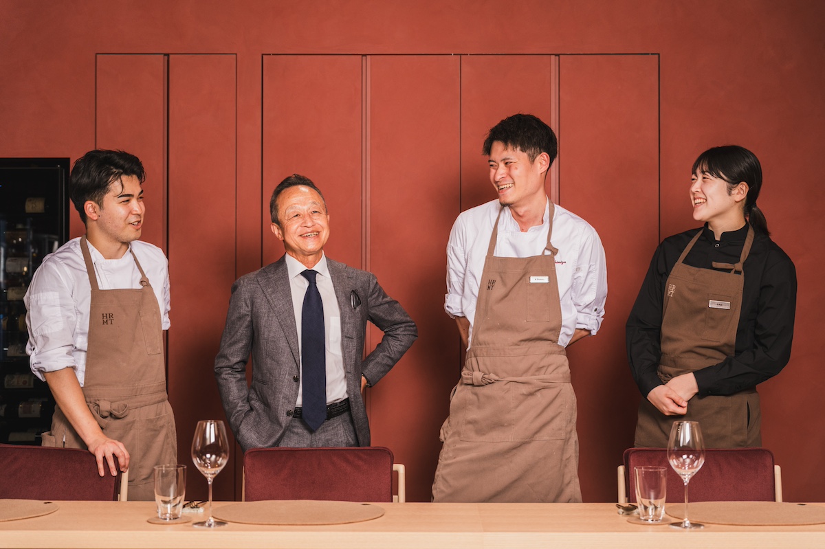 HRMT の料理長、志水厚太氏（右から2番目）とスタッフたち。