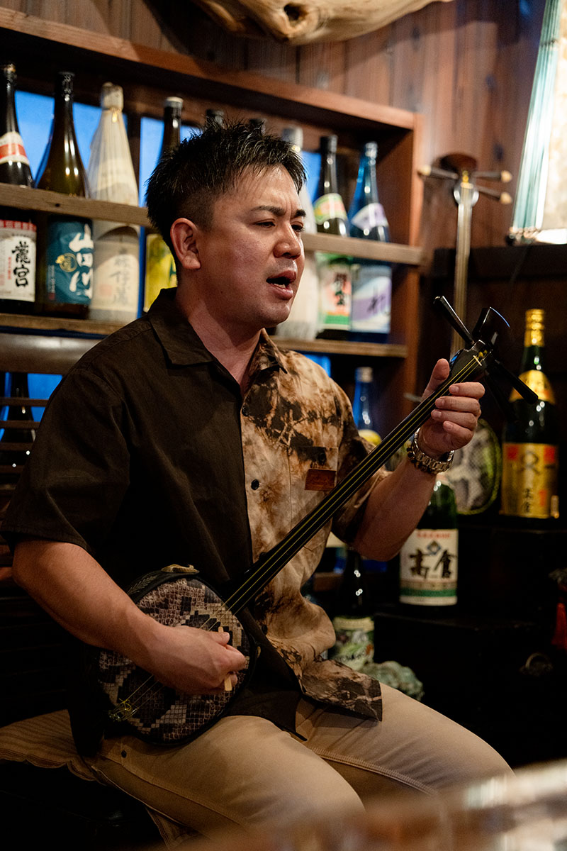 奄美大島の島唄を歌う前田さん