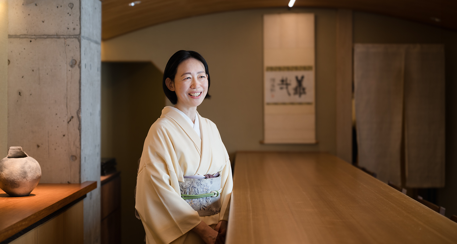 茶室を模した店内と、宮下幸子女将。