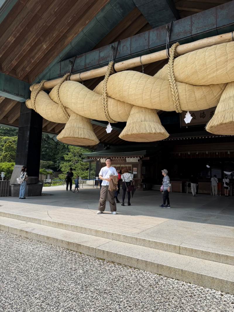 出雲大社　神楽殿にて