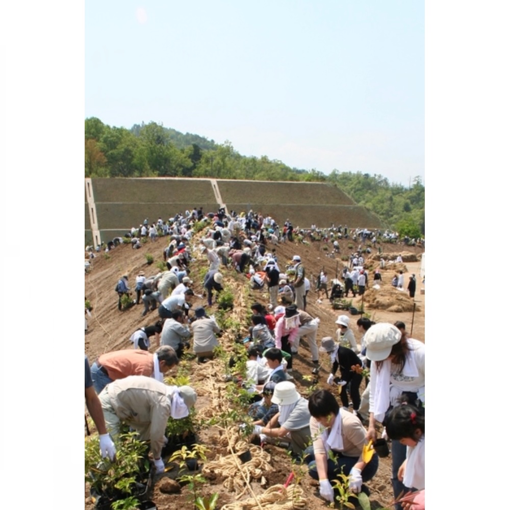地域の方々とともに行った植樹祭(2007年5月)