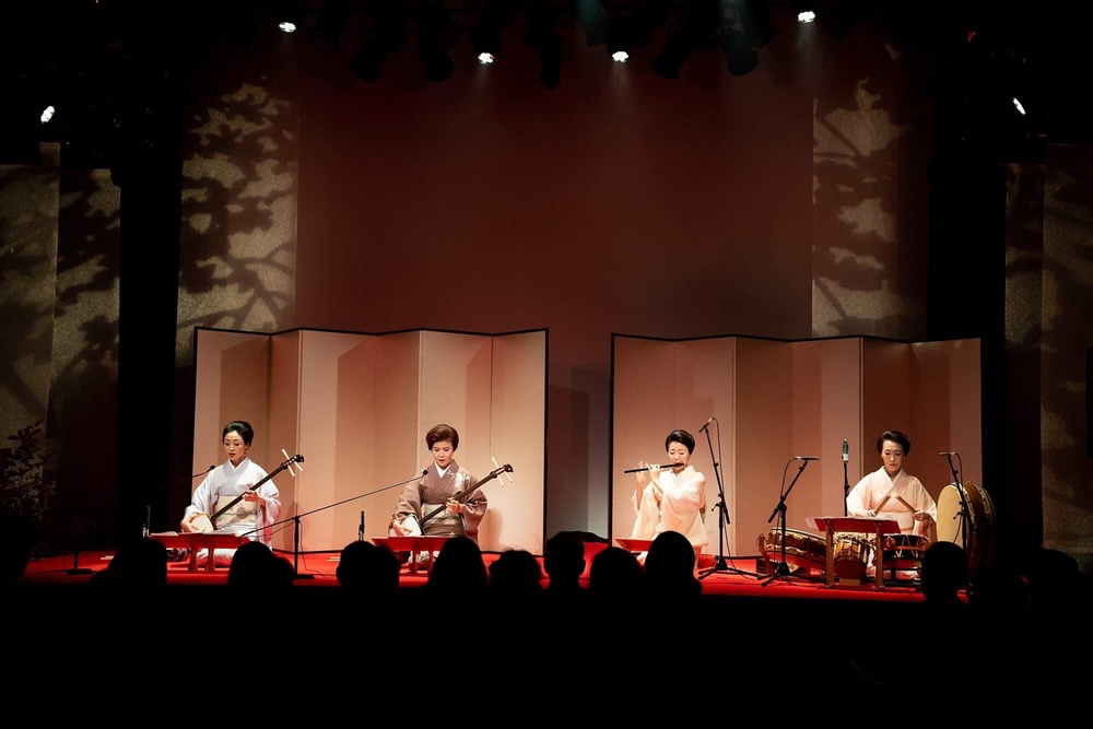 邦楽 こうの 紫（唄・三味線）、山本ゆきの（唄・三味線）、望月美沙輔（笛）、島村聖香（打物）、望月左太助（打物）