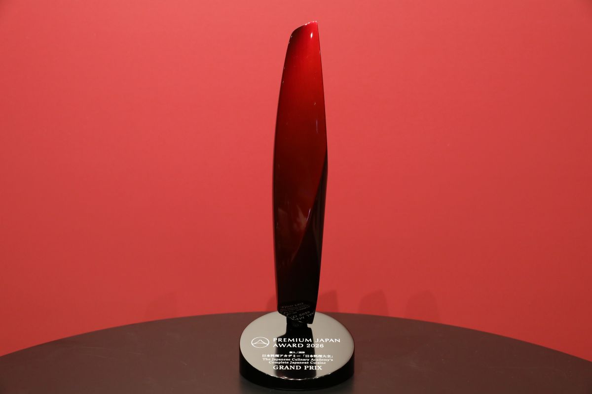PREMIUM JAPAN AWARD 大賞のトロフィー